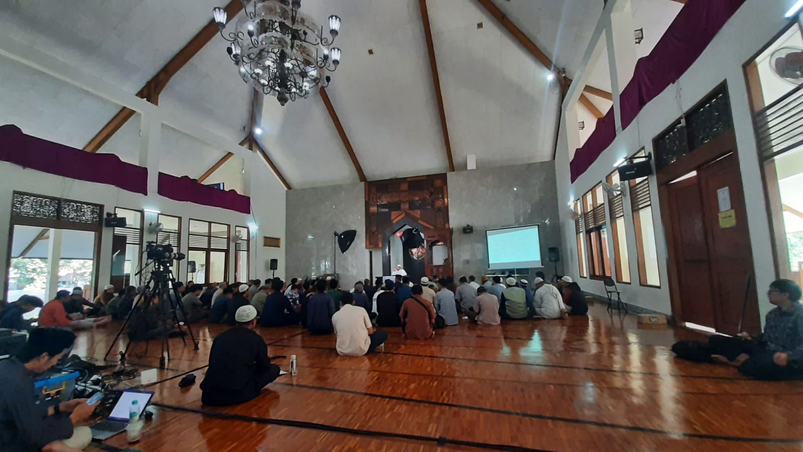 Foto Menghadapi Krisis dengan Panduan Syariat
