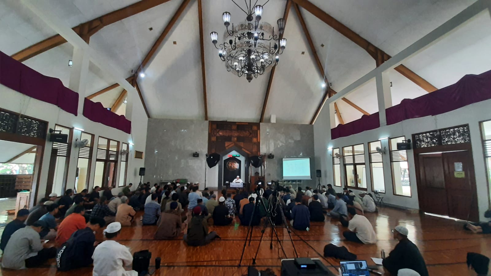 Foto Menghadapi Krisis dengan Panduan Syariat
