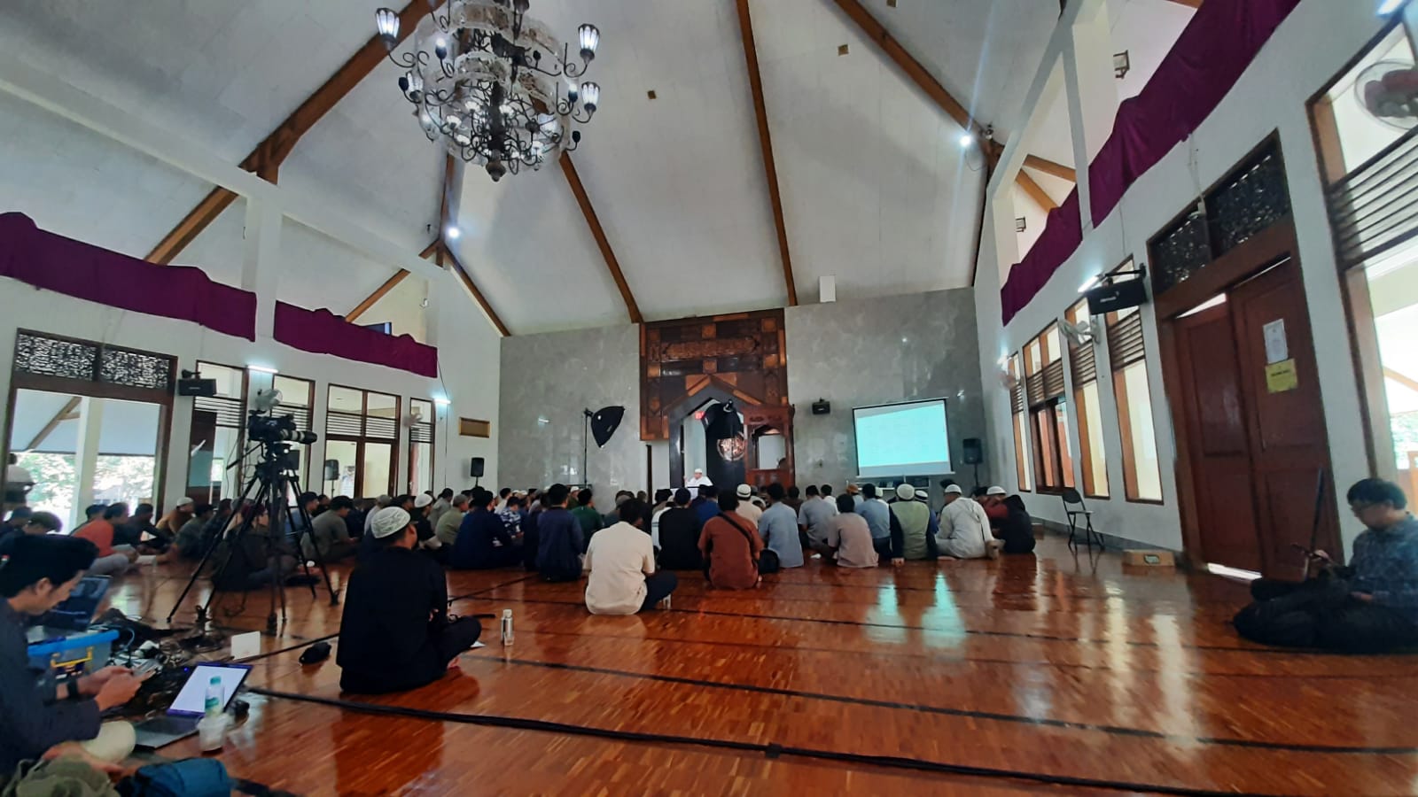 Foto Menghadapi Krisis dengan Panduan Syariat