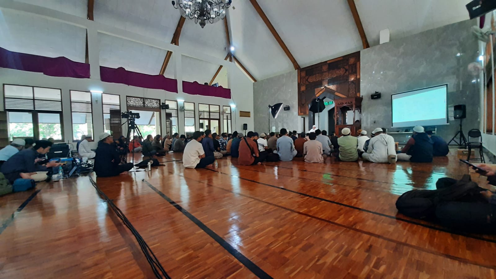 Foto Menghadapi Krisis dengan Panduan Syariat