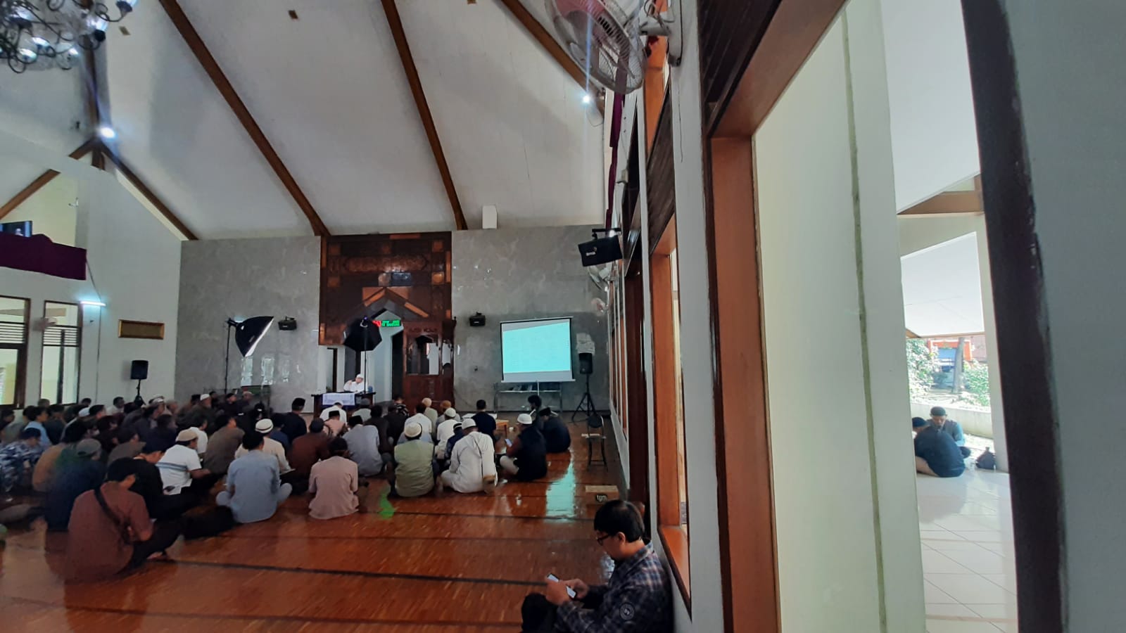Foto Menghadapi Krisis dengan Panduan Syariat