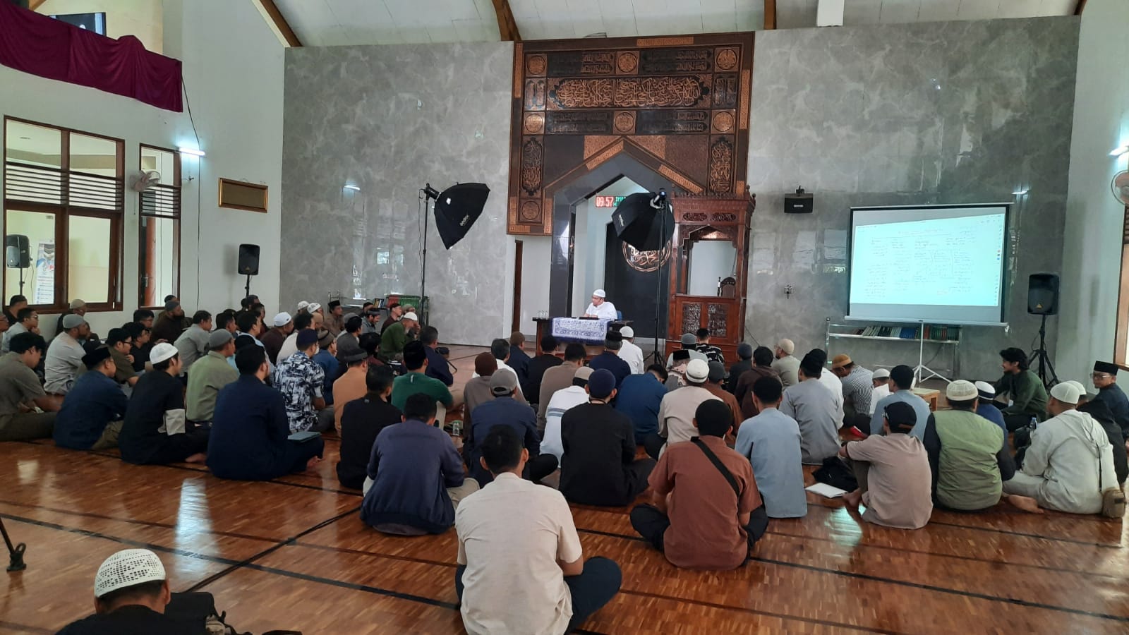 Foto Menghadapi Krisis dengan Panduan Syariat